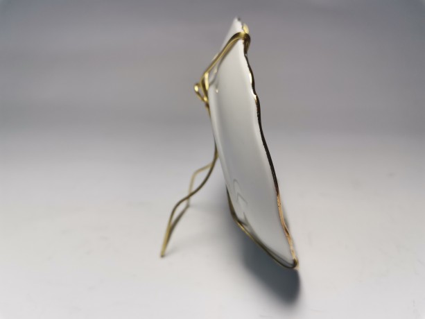 Блюдце винтажное коллекционное Limoges France "Явление Богоматери Лурдской", фарфор, позолоченный держатель, 9 см, Франция, 1960 год