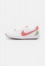 Nike Sportswear DAYBREAK Sneaker low white/light sienna/sail DAYBREAK Низкие кроссовки женские белый/светло-сиенна/парус