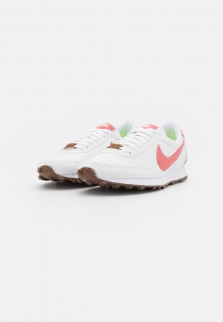 Nike Sportswear DAYBREAK Sneaker low white/light sienna/sail DAYBREAK Низкие кроссовки женские белый/светло-сиенна/парус
