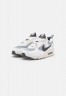 Nike Sportswear WMNS AIR MAX 90 FUTURA Sneaker low wolf grey/med ash/summit white/light orewood brown/pilgrim/light iron ore WMNS AIR MAX 90 FUTURA кроссовки женские низкие Волчий серый/медовый ясень/белая вершина/светло-коричневое рудное дерево/пилигрим/