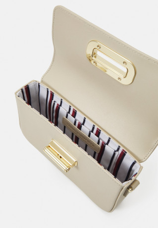 Tommy Hilfiger TURNLOCK JOURNEE MONO Handbag light sandalwood TURNLOCK JOURNEE MONO Сумка светлое сандаловое дерево