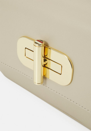 Tommy Hilfiger TURNLOCK JOURNEE MONO Handbag light sandalwood TURNLOCK JOURNEE MONO Сумка светлое сандаловое дерево