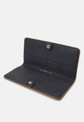 Tommy Hilfiger CASUAL CHIC LARGE WALLET Wallet cognac БОЛЬШОЙ КОШЕЛЕК CASUAL CHIC Бумажник коньяк