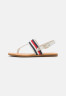 Tommy Hilfiger FLAT CORPORATE T-bar sandals ecru FLAT CORPORATE Сандалии с Т-образной перемычкой экрю