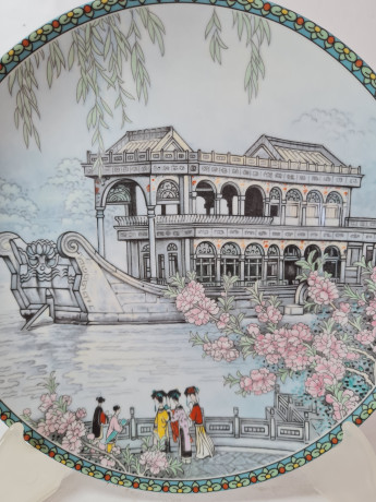 Художественная декоративная тарелка винтажная Imperial Jingdezhen Poreclain, Императорский фарфор, разноцветный декор "Набережная", в заводской коробке, 22 см, Китай, 1988г.