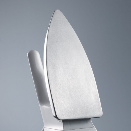 Severin Severin Trockenbugeleisen BA 3211, 1200 W, Alu-Feinschliffsohle gleitet ohne grossen Aufwand – selbst in enge Zwischenraume  Сухой утюг Severin BA 3211, 1200 Вт, мелкошлифованная алюминиевая подошва легко скользит даже в узких пространствах.