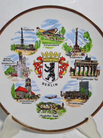 Тарелка декоративная винтажная Jlmenau / H L R Berlin "Достопримечательности Берлина", фарфор, 23.5 см, ГДР, 1973-77гг.