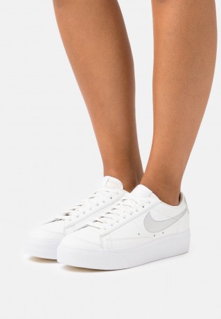 Nike Sportswear W BLAZER LOW PLATFORM ESS Sneaker low summit white/metallic silver/sail/white W BLAZER LOW PLATFORM ESS Низкие кроссовки женские вершина белый/серебристый металлик/парус/белый