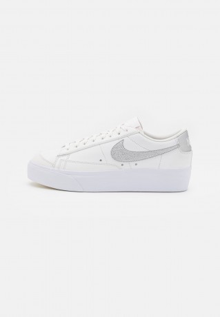 Nike Sportswear W BLAZER LOW PLATFORM ESS Sneaker low summit white/metallic silver/sail/white W BLAZER LOW PLATFORM ESS Низкие кроссовки женские вершина белый/серебристый металлик/парус/белый