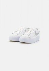 Nike Sportswear W BLAZER LOW PLATFORM ESS Sneaker low summit white/metallic silver/sail/white W BLAZER LOW PLATFORM ESS Низкие кроссовки женские вершина белый/серебристый металлик/парус/белый