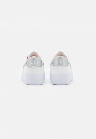 Nike Sportswear W BLAZER LOW PLATFORM ESS Sneaker low summit white/metallic silver/sail/white W BLAZER LOW PLATFORM ESS Низкие кроссовки женские вершина белый/серебристый металлик/парус/белый