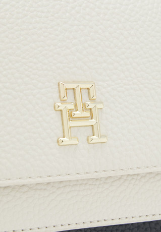 Tommy Hilfiger EMBLEM FLAP CROSSOVER Across body bag off-white EMBLEM FLAP CROSSOVER Сумка через плечо от белого