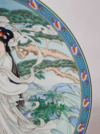 Художественная декоративная тарелка винтажная Imperial Jingdezhen Poreclain, Императорский фарфор, разноцветный декор "Девушки в национальном костюме", в заводской коробке, 22 см, Китай, 1990г.