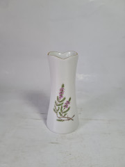 Ваза винтажная Hackefors Porslin Sweden, белый фарфор с фиолетово-зеленым цветочным декором и позолотой, 12 x 5,5 см, Швеция, 1960-70гг.