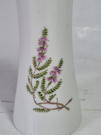 Ваза винтажная Hackefors Porslin Sweden, белый фарфор с фиолетово-зеленым цветочным декором и позолотой, 12 x 5,5 см, Швеция, 1960-70гг.