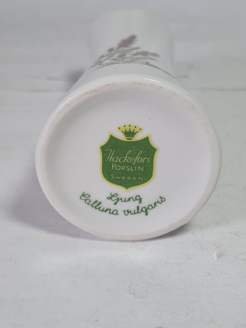 Ваза винтажная Hackefors Porslin Sweden, белый фарфор с фиолетово-зеленым цветочным декором и позолотой, 12 x 5,5 см, Швеция, 1960-70гг.