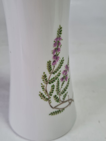 Ваза винтажная Hackefors Porslin Sweden, белый фарфор с фиолетово-зеленым цветочным декором и позолотой, 12 x 5,5 см, Швеция, 1960-70гг.