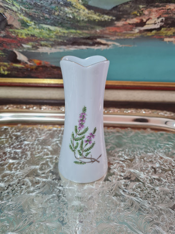 Ваза винтажная Hackefors Porslin Sweden, белый фарфор с фиолетово-зеленым цветочным декором и позолотой, 12 x 5,5 см, Швеция, 1960-70гг.