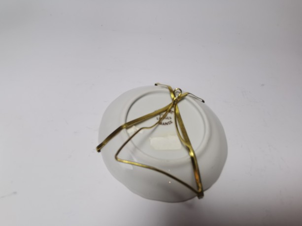 Limoges France, Лимож Набор Коллекционных блюдец в золоте "Эйфелева башня", "Базилика Святого Розария в Лурде" и "Явление Богоматери Лурдской", лиможский фарфор, позолоченный держатель, Франция 1960г.