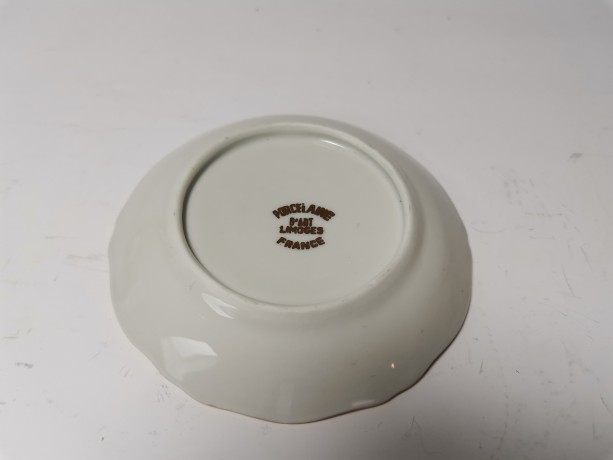 Limoges France, Лимож Набор Коллекционных блюдец в золоте "Эйфелева башня", "Базилика Святого Розария в Лурде" и "Явление Богоматери Лурдской", лиможский фарфор, позолоченный держатель, Франция 1960г.