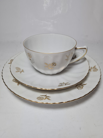 Im Stil von Schrinding Bavaria Чайное трио "Золотые цветы", белый фарфор с рельефным узором, Германия, 1960-70гг.