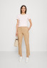 Tommy Hilfiger SLIM CO BLEND Chinos beige SLIM CO BLEND Брюки чинос бежевый