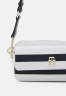 Tommy Hilfiger ICONIC TOMMY CAMERA BAG Across body bag breton stripes mix ICONIC TOMMY CAMERA BAG Сумка через плечо Сочетание бретонских полосок