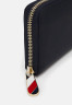 Tommy Hilfiger POPPY LARGE WALLET Wallet desert sky POPPY БОЛЬШОЙ КОШЕЛЕК Бумажник небо пустыни