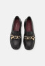 Tommy Hilfiger CHAIN CHUNKY LOAFER Slip-ons black ЛОФЕРЫ НА ЦЕПОЧКЕ Слипоны черный