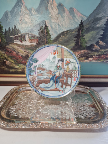 Художественная декоративная тарелка винтажная Imperial Jingdezhen Poreclain, Императорский фарфор, разноцветный декор "Девушка в национальном костюме", в заводской коробке, 22 см, Китай, 1987г.
