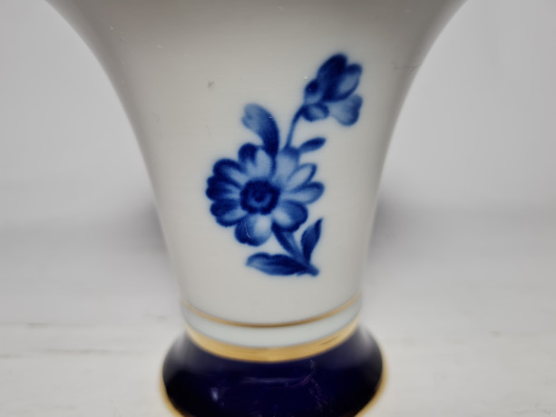 Royal Dux Tschechoslowakei Ваза для цветов с синим ободком и цветочным рисунком, 9,5см, Чехословакия, 1970-80гг.