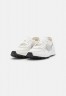 Nike Sportswear W WAFFLE ONE ESS Sneaker low summit white/metallic silver/sail/black W WAFFLE ONE ESS кроссовки женские низкие вершина белый/серебристый металлик/парус/черный