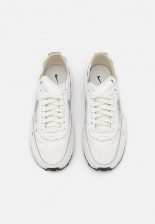 Nike Sportswear W WAFFLE ONE ESS Sneaker low summit white/metallic silver/sail/black W WAFFLE ONE ESS кроссовки женские низкие вершина белый/серебристый металлик/парус/черный