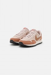 Nike Sportswear AIR PEGASUS 83 UNISEX Sneaker low fossil stone/canyon rust/fossil rose AIR PEGASUS 83 UNISEX Низкие кроссовки женские ископаемый камень / каньонная ржавчина / ископаемая роза