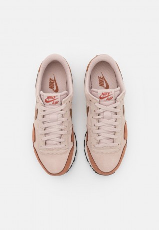 Nike Sportswear AIR PEGASUS 83 UNISEX Sneaker low fossil stone/canyon rust/fossil rose AIR PEGASUS 83 UNISEX Низкие кроссовки женские ископаемый камень / каньонная ржавчина / ископаемая роза