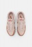 Nike Sportswear AIR PEGASUS 83 UNISEX Sneaker low fossil stone/canyon rust/fossil rose AIR PEGASUS 83 UNISEX Низкие кроссовки женские ископаемый камень / каньонная ржавчина / ископаемая роза