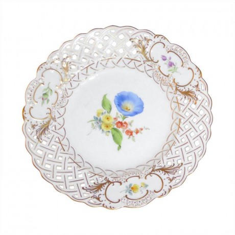 Meissen Meissen 'Neuer Ausschnitt - Blume 3 mitte bunt mit Goldrand' Teller mit Durchbruch 19 cm Мейсен "новая огранка - цветок 3 центр разноцветный с золотым ободком" тарелка с прорывом 19 см