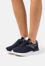 Tommy Hilfiger ELEVATED FEMININE RUNNER Trainers space blue ELEVATED FEMININE RUNNER — Кроссовки космический синий