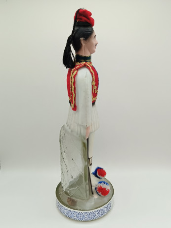 Бутылки винтажные Metaxa / Ouzo для алкогольных напитков в виде фигур женщины и мужчины в традиционных костюмах, мужчина - 31 х 11 см, женщина 33 х 14 см, Греция, 1980-90гг.