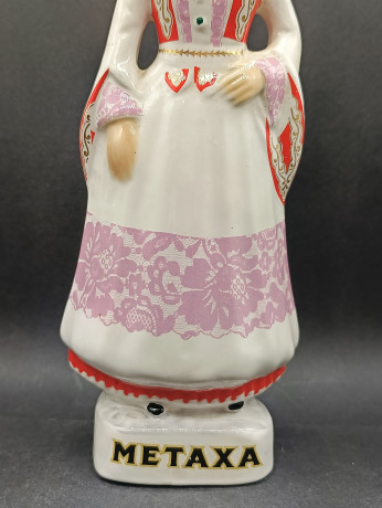 Бутылки винтажные Metaxa / Ouzo для алкогольных напитков в виде фигур женщины и мужчины в традиционных костюмах, мужчина - 31 х 11 см, женщина 33 х 14 см, Греция, 1980-90гг.