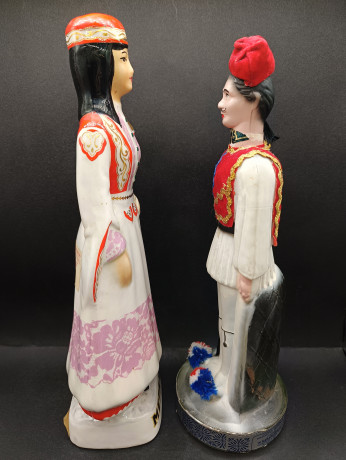 Бутылки винтажные Metaxa / Ouzo для алкогольных напитков в виде фигур женщины и мужчины в традиционных костюмах, мужчина - 31 х 11 см, женщина 33 х 14 см, Греция, 1980-90гг.