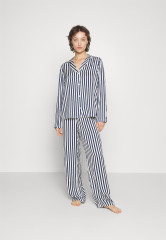Tommy Hilfiger SATIN LONG SLEEVE PJ SET Pyjamas desert sky АТЛАСНАЯ ПИЖА С ДЛИННЫМИ РУКАВАМИ Пижамы небо пустыни