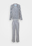 Tommy Hilfiger SATIN LONG SLEEVE PJ SET Pyjamas desert sky АТЛАСНАЯ ПИЖА С ДЛИННЫМИ РУКАВАМИ Пижамы небо пустыни