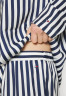 Tommy Hilfiger SATIN LONG SLEEVE PJ SET Pyjamas desert sky АТЛАСНАЯ ПИЖА С ДЛИННЫМИ РУКАВАМИ Пижамы небо пустыни