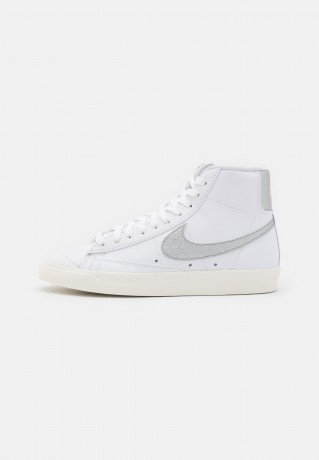 Nike Sportswear W BLAZER MID 77 ESS Sneaker high white/metallic silver/sail/summit white W BLAZER MID 77 ESS Высокие кроссовки женские белый/серебристый металлик/парус/вершина белая