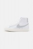Nike Sportswear W BLAZER MID 77 ESS Sneaker high white/metallic silver/sail/summit white W BLAZER MID 77 ESS Высокие кроссовки женские белый/серебристый металлик/парус/вершина белая