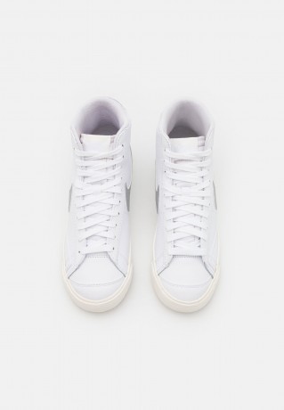 Nike Sportswear W BLAZER MID 77 ESS Sneaker high white/metallic silver/sail/summit white W BLAZER MID 77 ESS Высокие кроссовки женские белый/серебристый металлик/парус/вершина белая