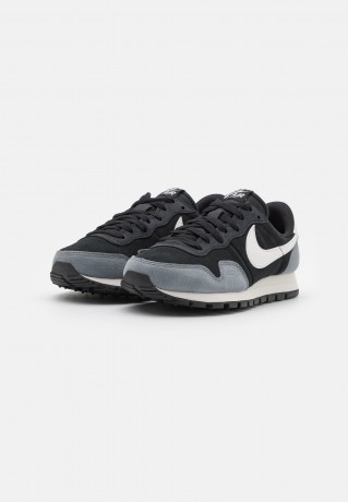 Nike Sportswear AIR PEGASUS 83 UNISEX Sneaker low black/phantom/cool grey AIR PEGASUS 83 UNISEX Низкие кроссовки женские черный/фантомный/холодный серый