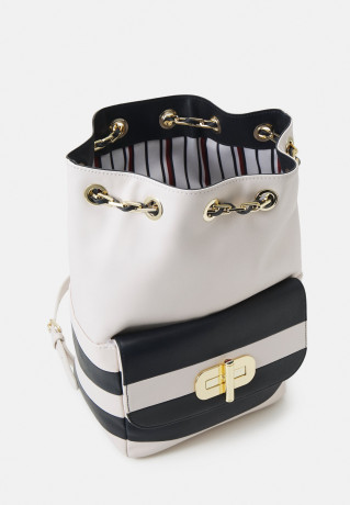 Tommy Hilfiger HERO TURNLOCK BACKPACK Rucksack feather white/space blue РЮКЗАК HERO TURNLOCK Рюкзак перо белое/космический синий