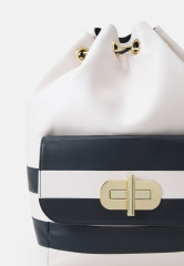 Tommy Hilfiger HERO TURNLOCK BACKPACK Rucksack feather white/space blue РЮКЗАК HERO TURNLOCK Рюкзак перо белое/космический синий